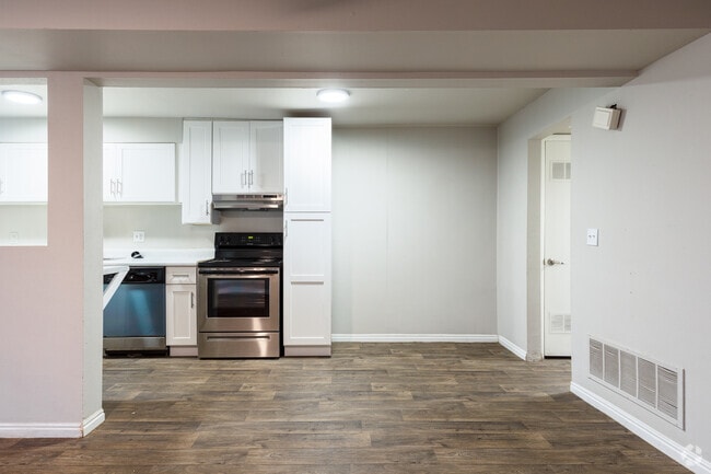 1BR, 1BA 700SF
