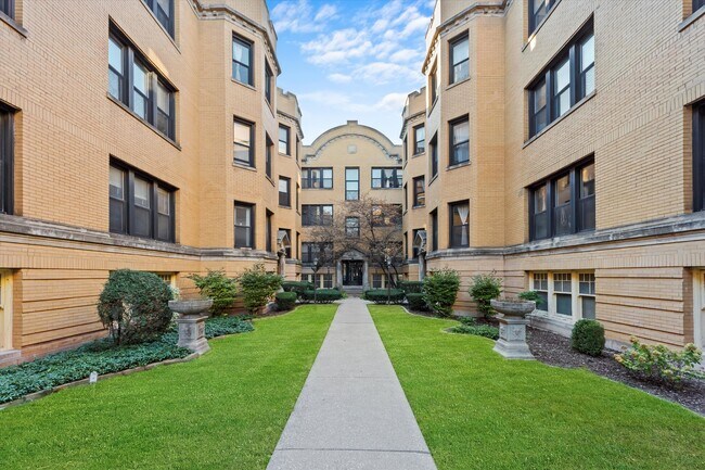 Photo - 2418-2428 N Sawyer Ave