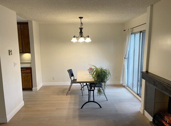 Comedor - 5625 Windsor Way Unidad 101