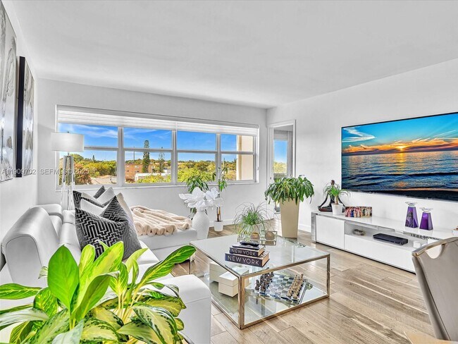 Photo - 215 SE 3rd Ave Unidad 403C