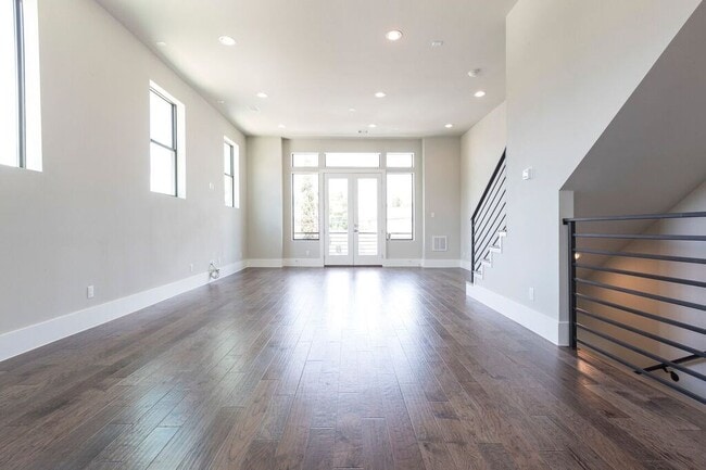 Photo - 5703 Larkin St