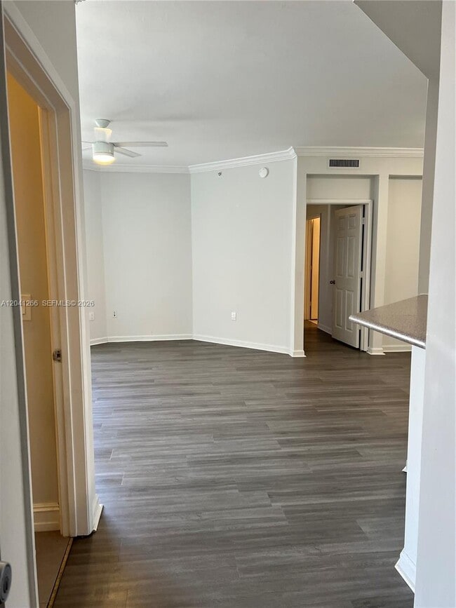 Building Photo - 1919 Van Buren St Unit 818A