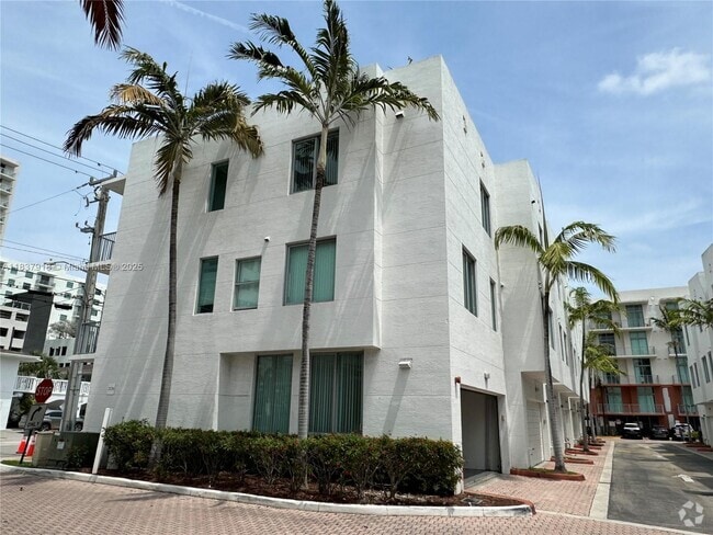 Building Photo - 2146 Van Buren St Unit 402 Rental