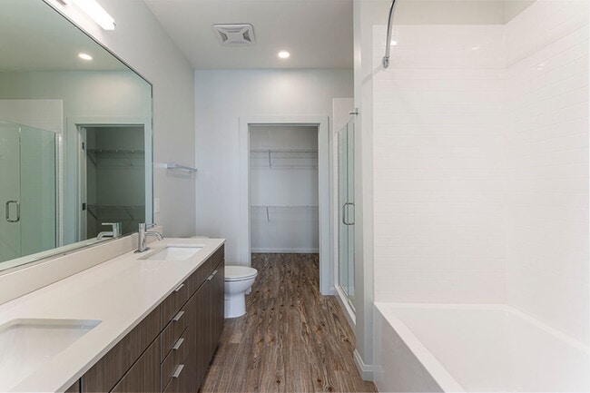 Amplio baño & Armario - Sugarmont Apartments & Townhomes