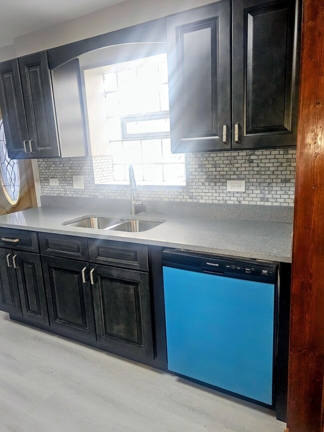 Photo - 16674 Thornton Ave