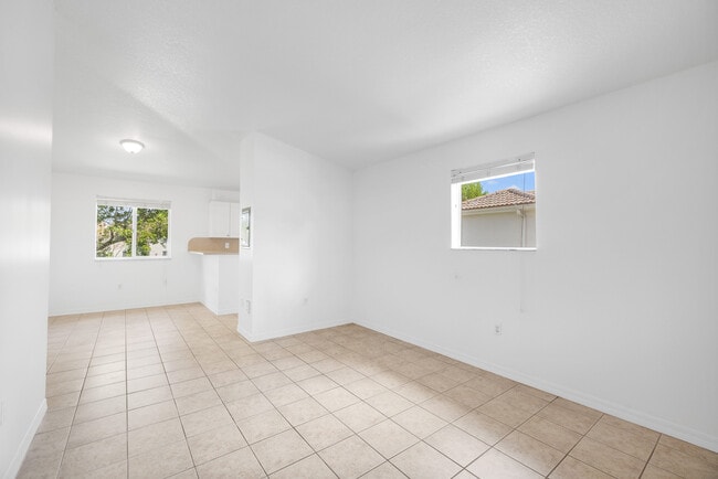 Building Photo - 1261 SE 28th Ct Unit # 206