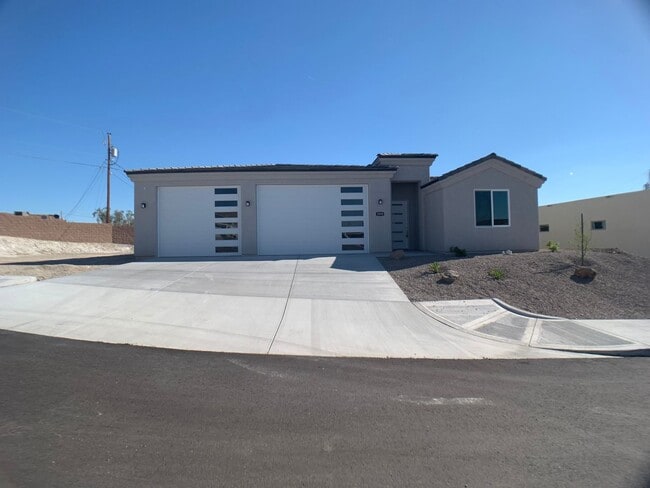 Building Photo - 3 Bedroom - 2 Bath Pool Home