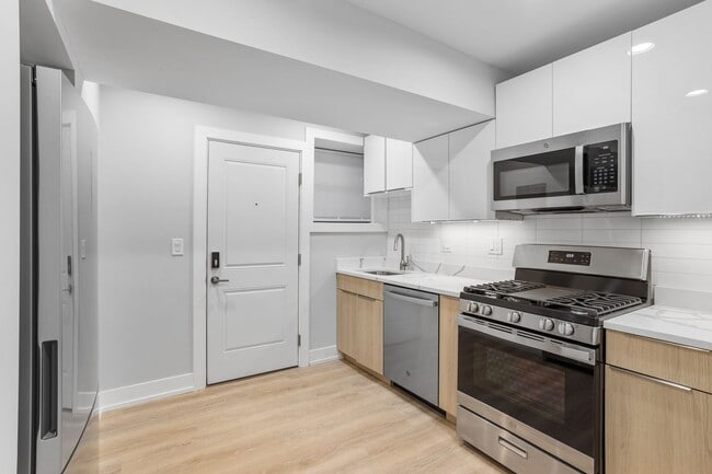 Building Photo - 6929 N Lakewood Ave Unit G
