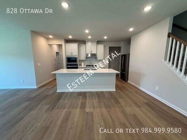 Photo - 828 Ottawa Dr