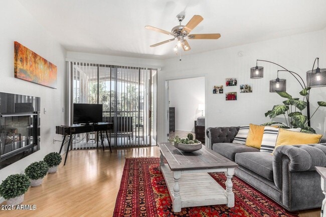 Photo - 1701 E Colter St Unidad 458