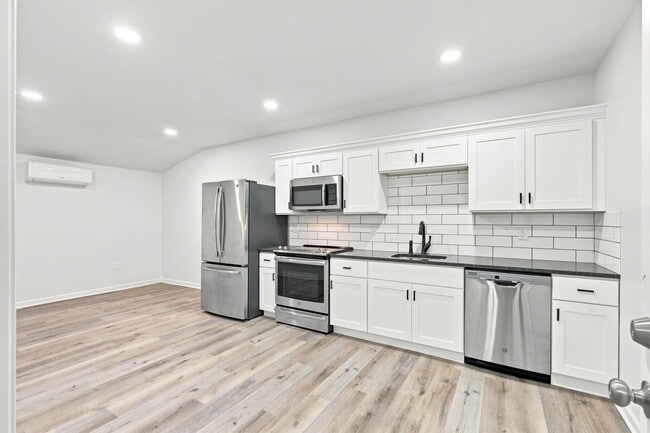 Building Photo - 1890 Water St Unit Apt 1