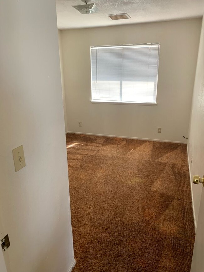 Building Photo - 3 BEDROOM 2 BATH UNIT