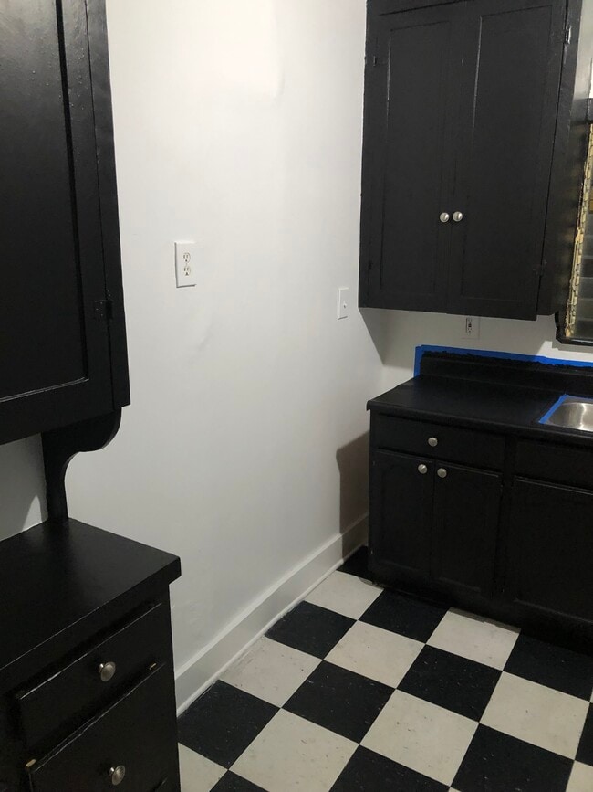 Kitchen Photo#2 - 717 1/2 N Ridgewood Pl Unit 2nd Floor