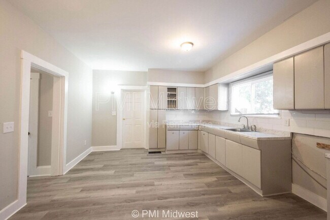 Photo - 2919 E New York St