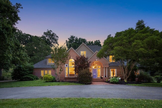 Building Photo - Spacious 6-Bedroom Furnished Home Near Ash...