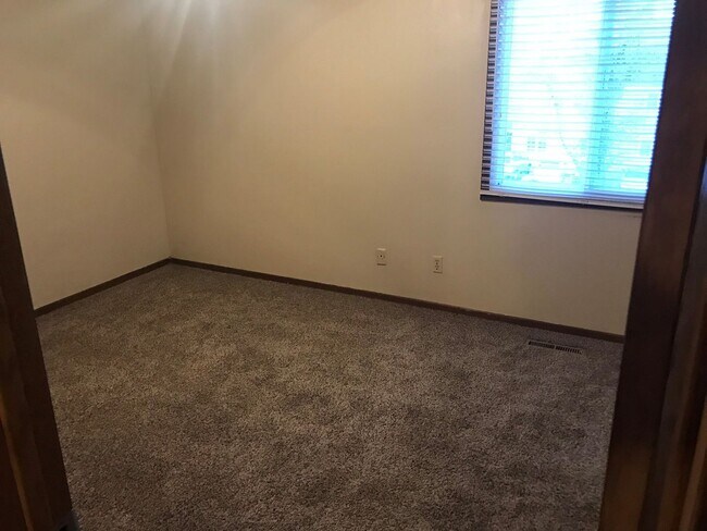 Photo - 2 bedroom townhouse close to campus-free p... Unidad #8