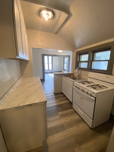 Building Photo - 131 E 2nd St Unit 5 Lower Back Efficiency Rental