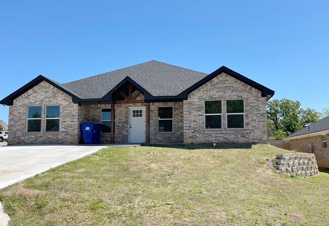 Photo - Fenced yard/2000 Sqft/Premium location