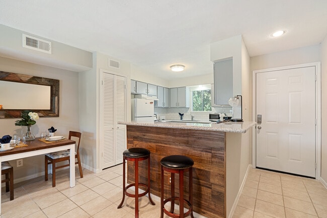 Counter eating area - 12100 Melville Dr Unit 610