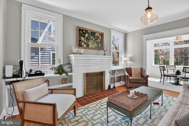 Photo - 3365 Runnymede Pl NW