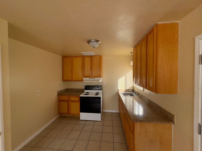 Building Photo - Cute 2 Bedroom Rental