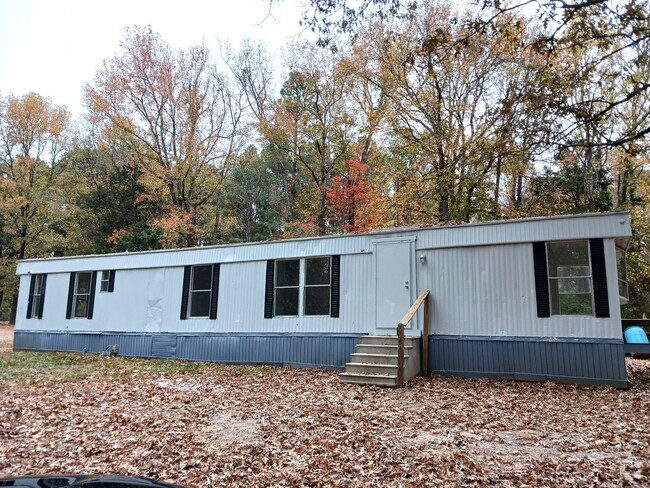 Building Photo - Two Bedroom Mobile home on Large Lot!