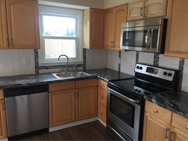 Photo - 3 bedroom 1.5 bath townhouse - Ask about our security deposit alternative!!