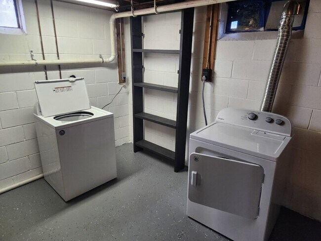 Photo - 715 Maple St