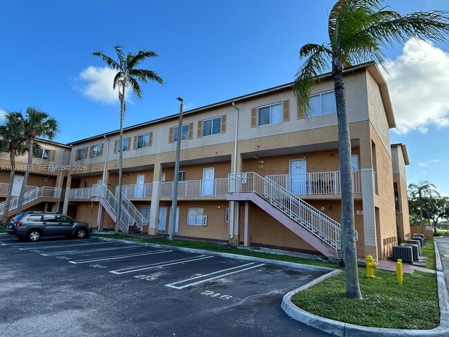 Building Photo - 6255 SW Kendale Lakes Cir Unit 225