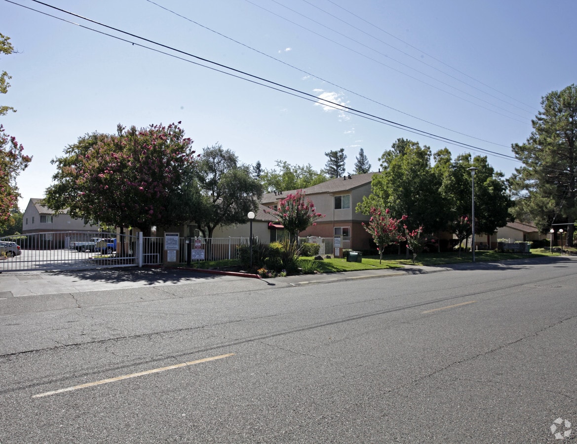 Greenbriar - Greenbriar Apartments