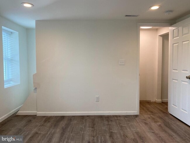 Photo - 920 Young St