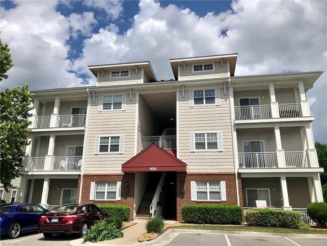 Building Photo - 920 Southmoor Dr