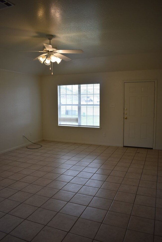 Photo - 404 Dale Ave Unidad B-STILL OCCUPIED BY RESIDENT