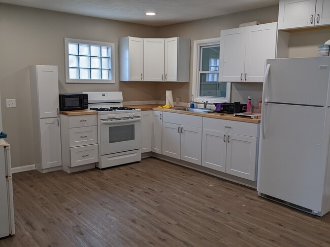 Photo - 118 W Avenue E