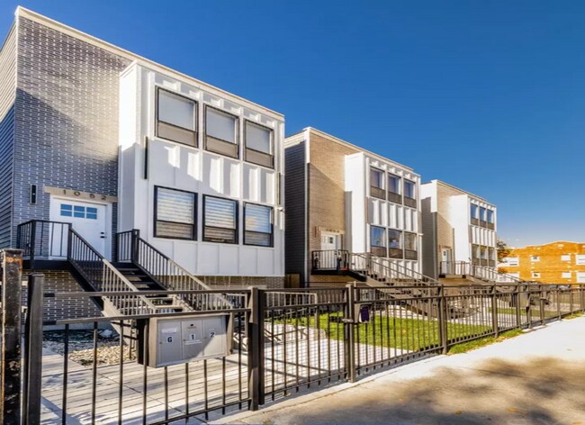 Building Photo - Humboldt Park Gorgeous and Modern 3b/2b Unit G