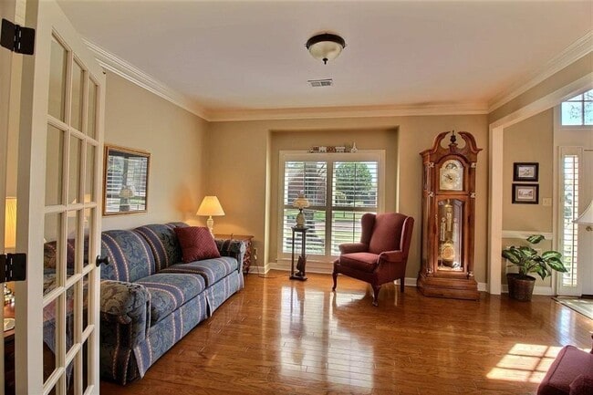 Photo - 2345 Linkenholt Dr