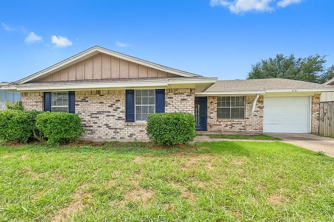 Building Photo - Pet-Friendly 5BR/2BA Home w/ Garage & Fenc...