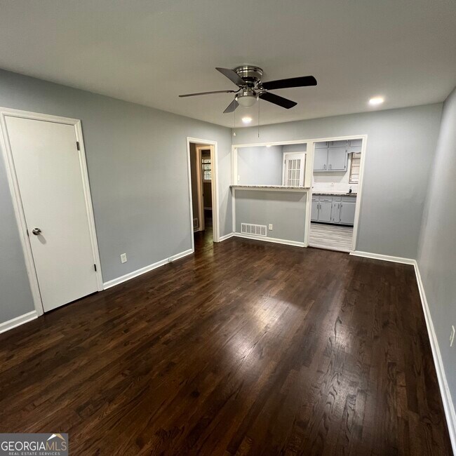 Photo - 1083 Center St SW