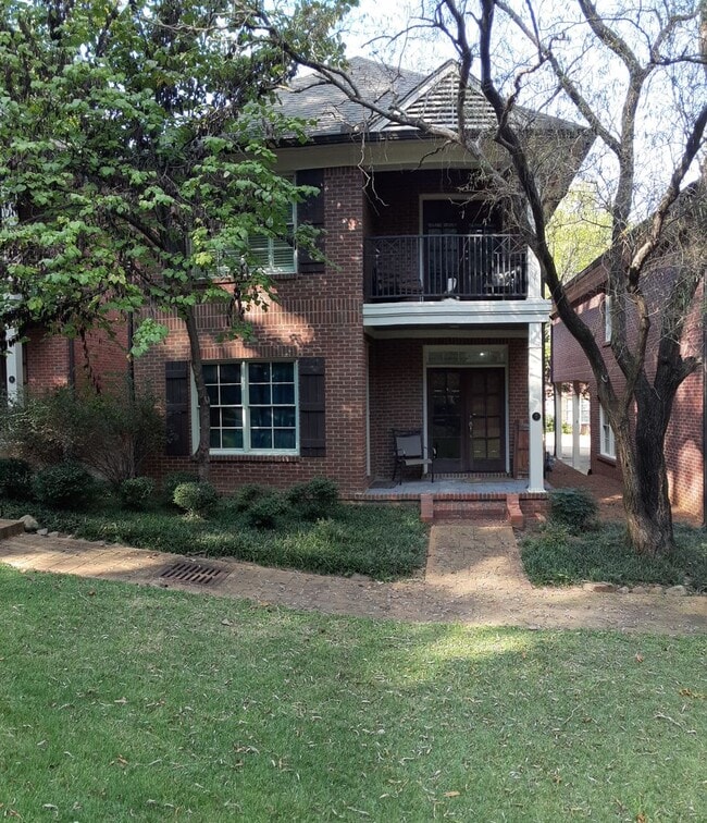 Building Photo - 3 BD/3.5 BR Fully Furnished