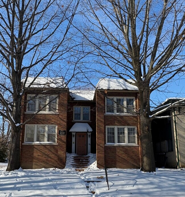 Building Photo - 905 N Sheridan Rd Unit F