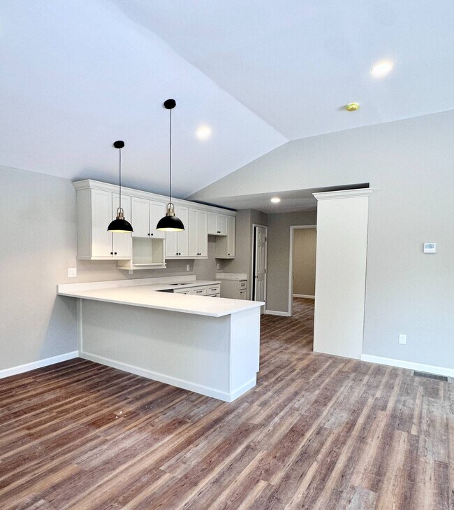 Photo - 521 Middleline Rd