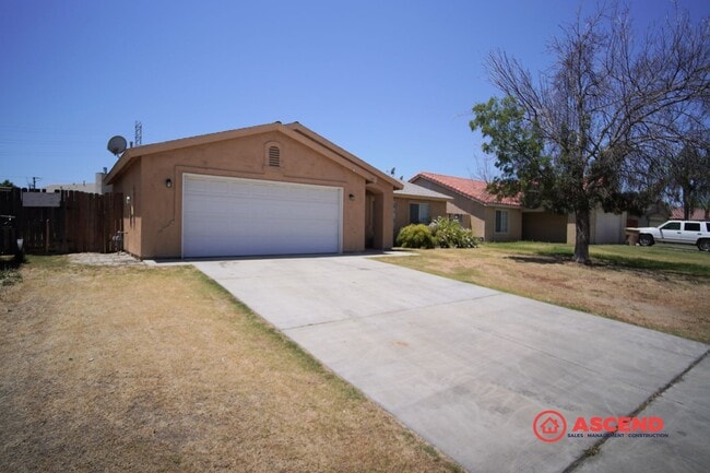 Three Bedroom Home in South Bakersfield! - Three Bedroom Home in South Bakersfield!