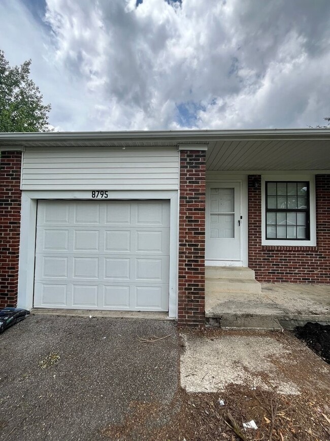 Building Photo - Creve Coeur Lane Unit 8795 Creve Coeur Lane