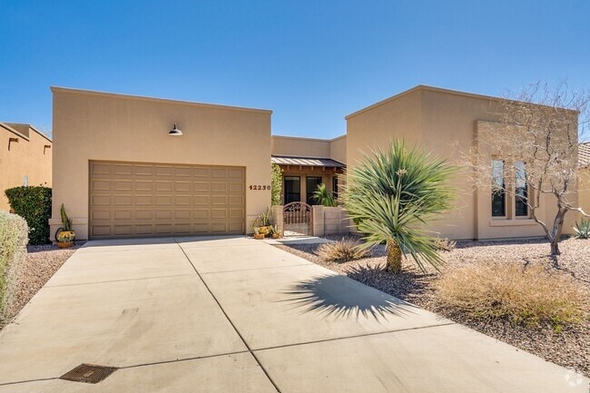 Building Photo - Rare find for this 4 bedroom/3 bath, exqui... Rental