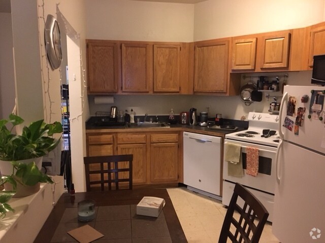 Building Photo - 1689 Beacon St Unit 3 Rental