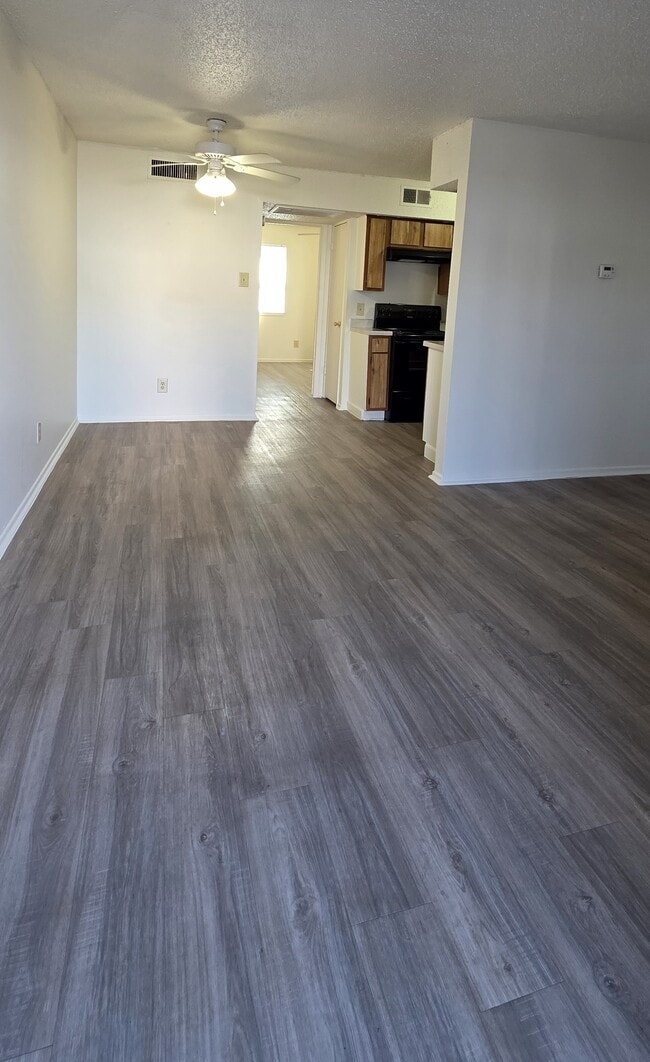 Living room/dining area