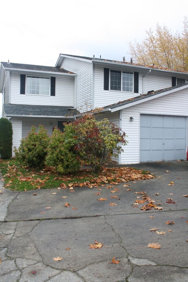 Photo - 3 bdrm, 2.5 bath, 2 car garage  (1 attached, 1 detached), Fenced yard, Minutes to Mall and I-5