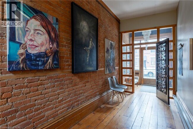 Photo - 212 Bay St S