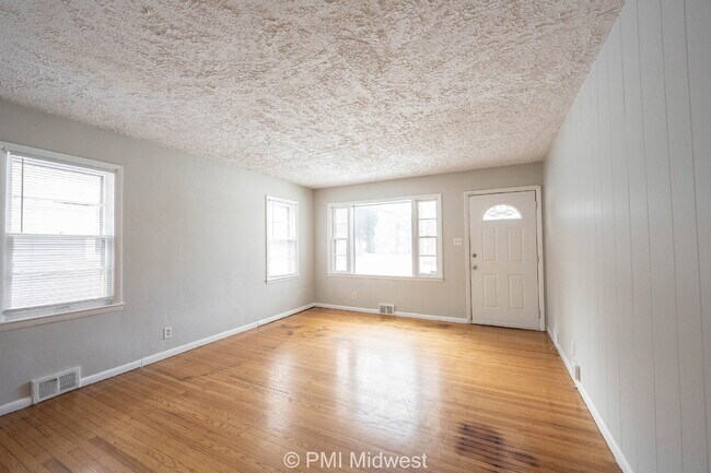 Photo - "Charming 2-Bedroom Bungalow in Indianapolis – Cozy Living with 950 Sq Ft of Comfort!"