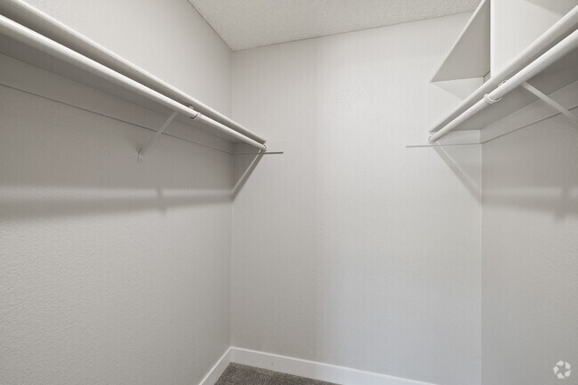 1BR, 1BA - 676 SF - Closet